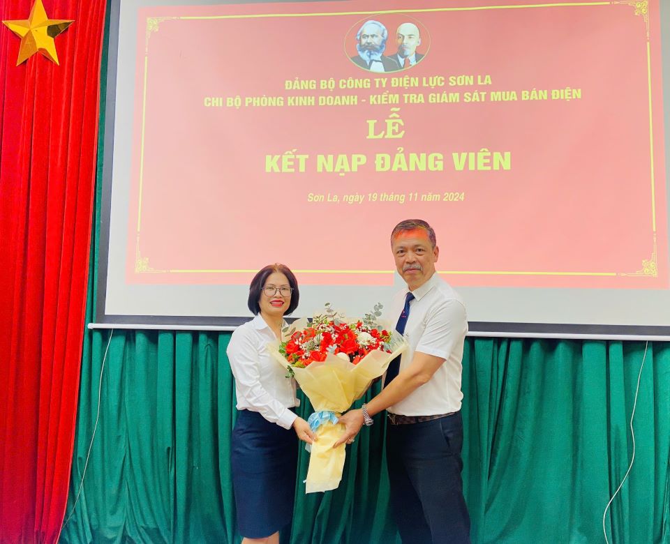 Chi bộ Phòng Kinh doanh - Kiểm tra Giám sát mua bán điện: Kết nạp đảng viên 